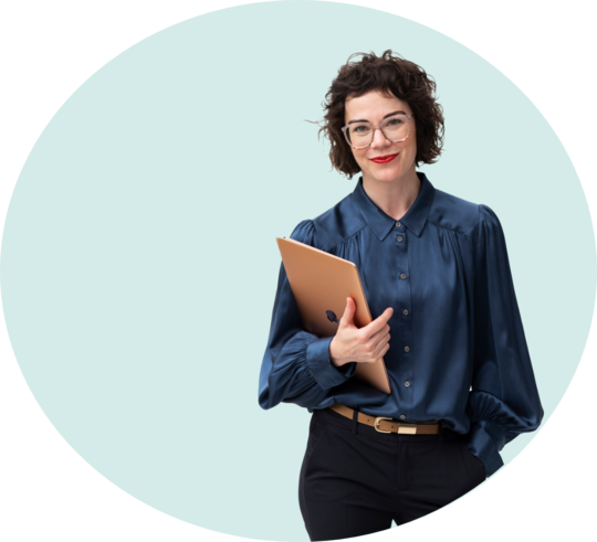 Julia Heer mit iPad in der Hand